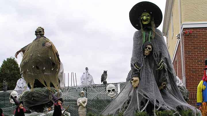 10 Best US Halloween Towns for the Spooky Season in 2026