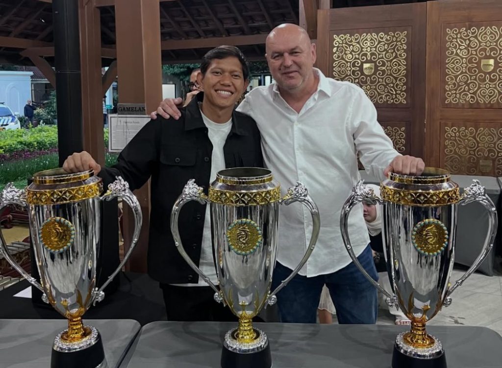 adam_alis_memberi_testimoni_usai_kabar_bojan_hodak_melepas_jabatan_pelatih_persib_bandung_resmi_keluar-D6Yz_large