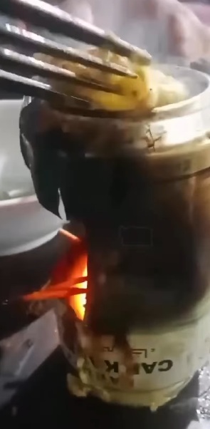 ibu_masak_pakai_kaleng_bekas-DIuZ_large