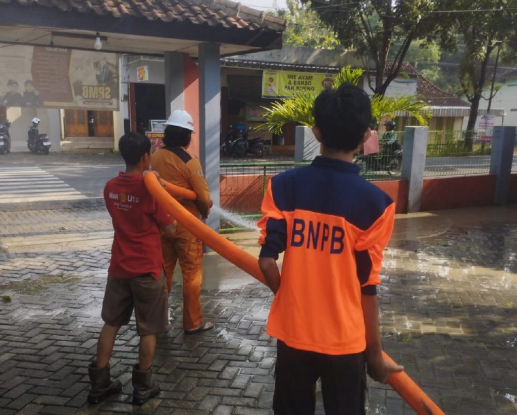 petugas_bpbd_kabupaten_blora_bersama_tim_gabungan_membersihkan_sisa_material_banjir_di_desa_mulyorejo_pada_23_mei_2026-YCaG_large