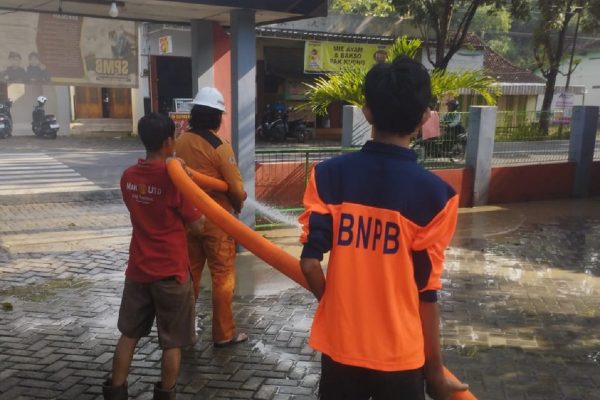 petugas_bpbd_kabupaten_blora_bersama_tim_gabungan_membersihkan_sisa_material_banjir_di_desa_mulyorejo_pada_23_mei_2026-YCaG_large