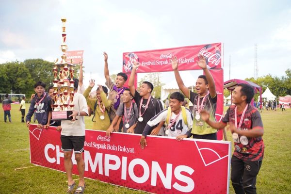 ratusan_anak_muda_makassar_meramaikan_festival_sepak_bola_rakyat_2026-xwtp_large