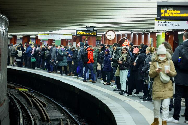 Deutsche Bahn Halts Trains Nationwide Amid IT Meltdown