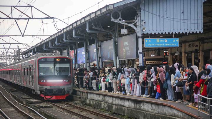 Solving Problems: Ada Demo BEM UI, Perjalanan KRL Commuter Line Tetap Normal