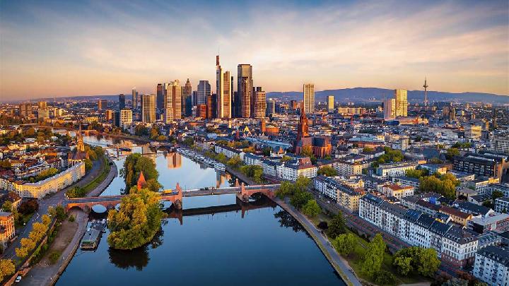 Germany’s Population Shrinks for First Time Since 2020