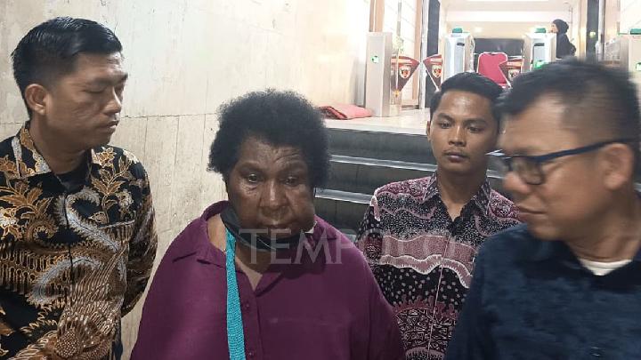 Today’s Top 3 News: Family Loses Contact With Papua Activist Yasinta Moiwend
