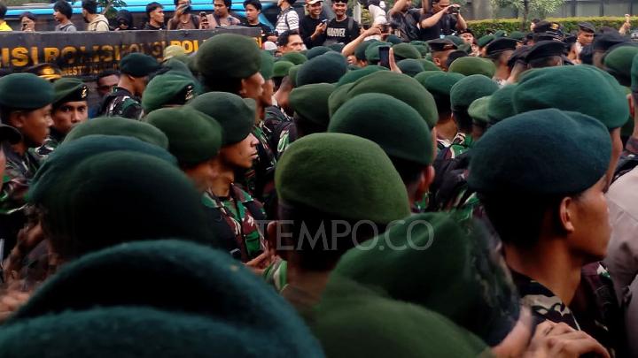 Important Visit: Demo Dihadang TNI, Mahasiswa: Militer Kembali ke Barak