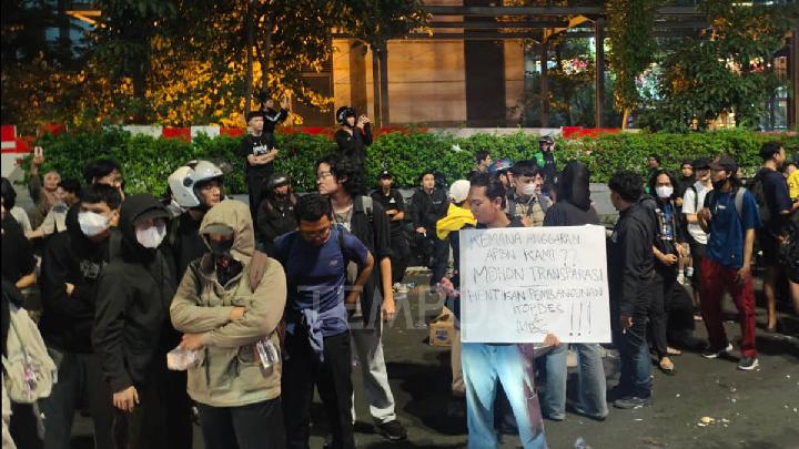 Police Reopen Roadblocks After Student Protest in Central Jakarta