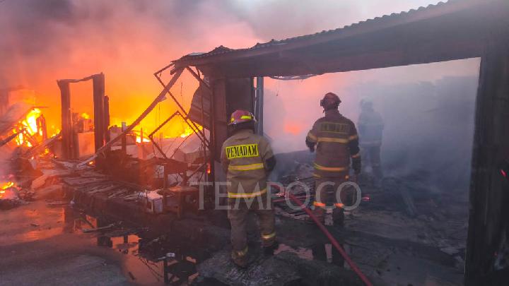 Meeting Results: Belasan Kios di Kampung Lio Depok Ludes Terbakar