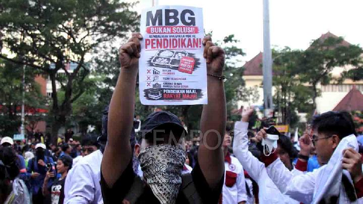 Massa Demo di Kantor Gubernur Jawa Tengah Gaungkan Reformasi
