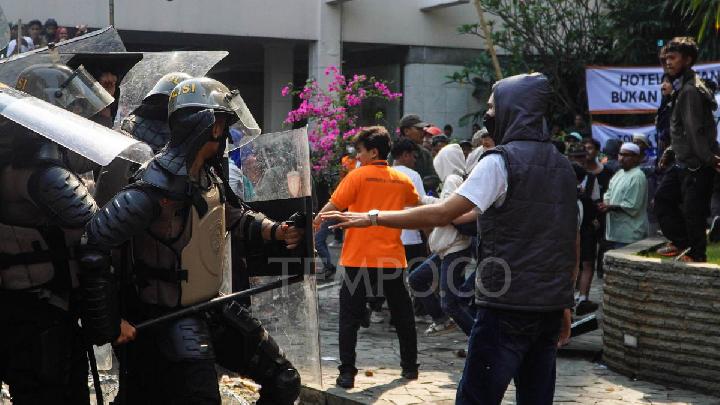 What Happened During: Panitera: Pengosongan Hotel Sultan Dilakukan Secara Paksa