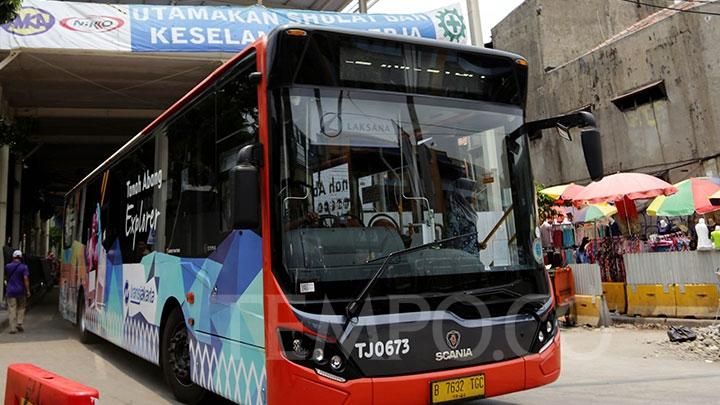 Sopir Transjakarta Luka-luka karena Tabrak Separator Jalan