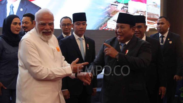 Prabowo Beri Cendera Mata Angklung untuk PM India