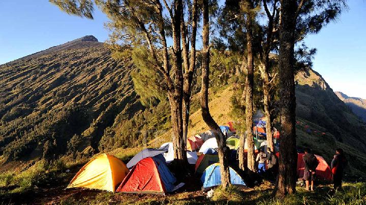 Indonesia’s Mount Rinjani Hiking Trails Closed as Forest Fire Spreads