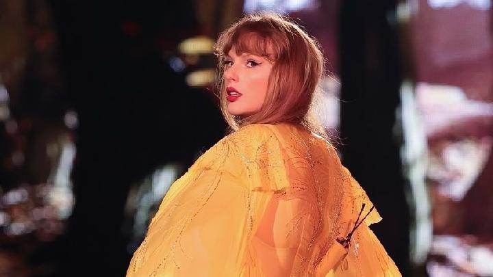 Taylor Swift Makes History with Inaugural MTV VMAs’ Artist Director Honors