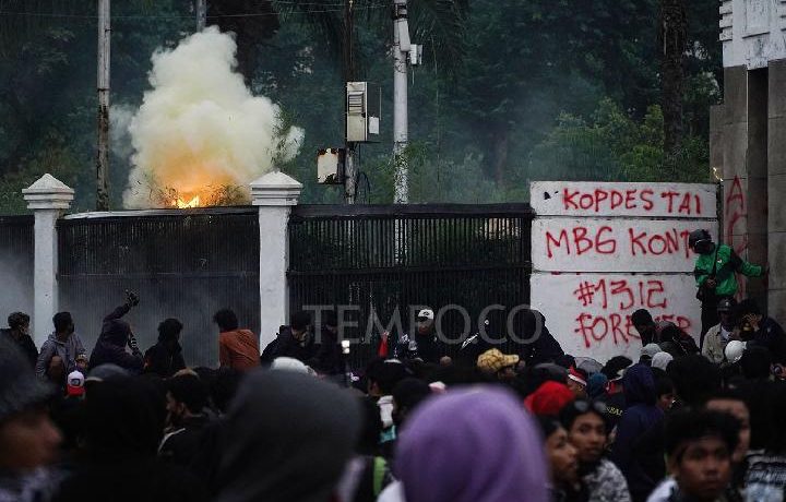 Mysterious Mobs Dispersing Protesters in Pejompongan