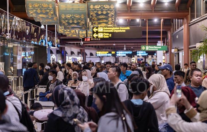 Govt Waives Overstay Fees for Foreigners Affected by Anak Krakatau Eruption