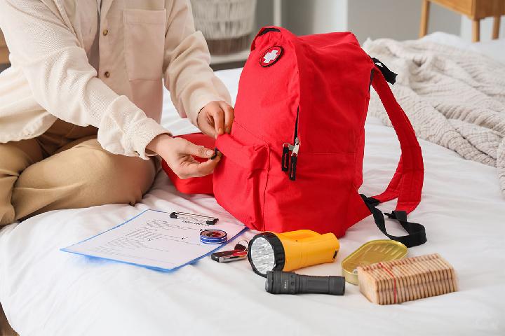 What to Pack in an Emergency Bag for Disaster Survival